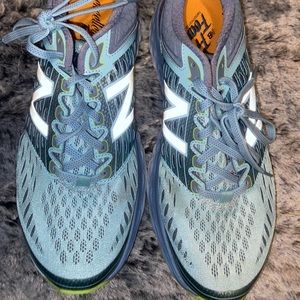 New balance tennis shoes